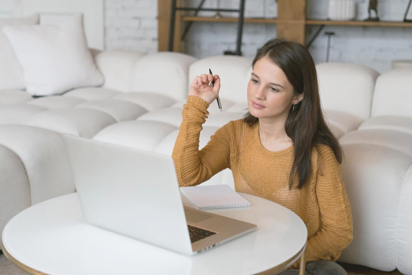 Collaborative learning environment for financial professionals